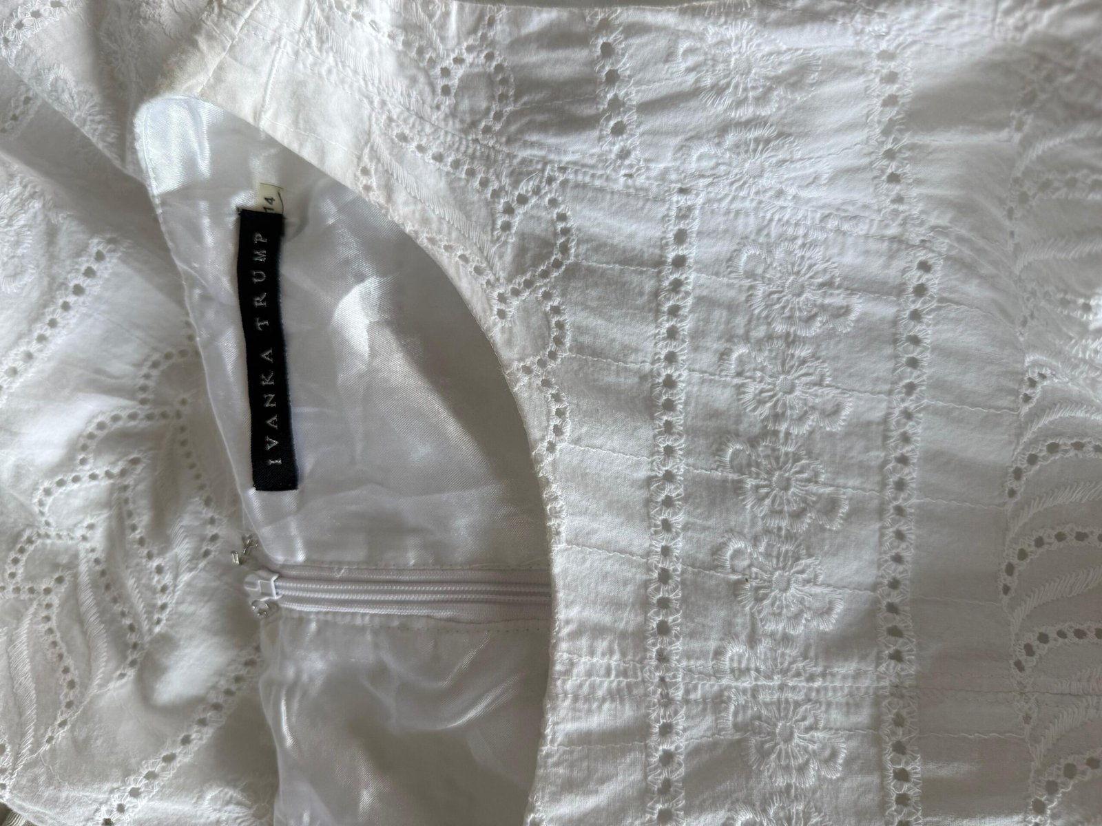 Vestido blanco bordado IIVANKA TRUMP - Imagen 4
