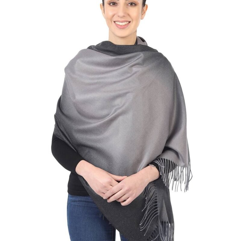 Chal elegante gris con flecos
