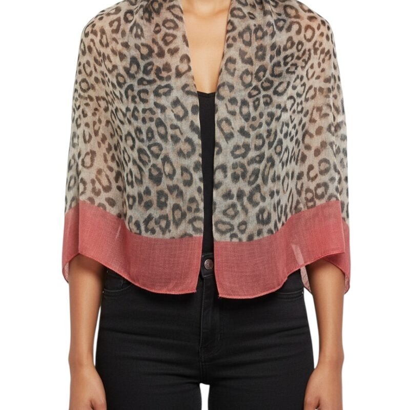 Chal animal print con borde rojo