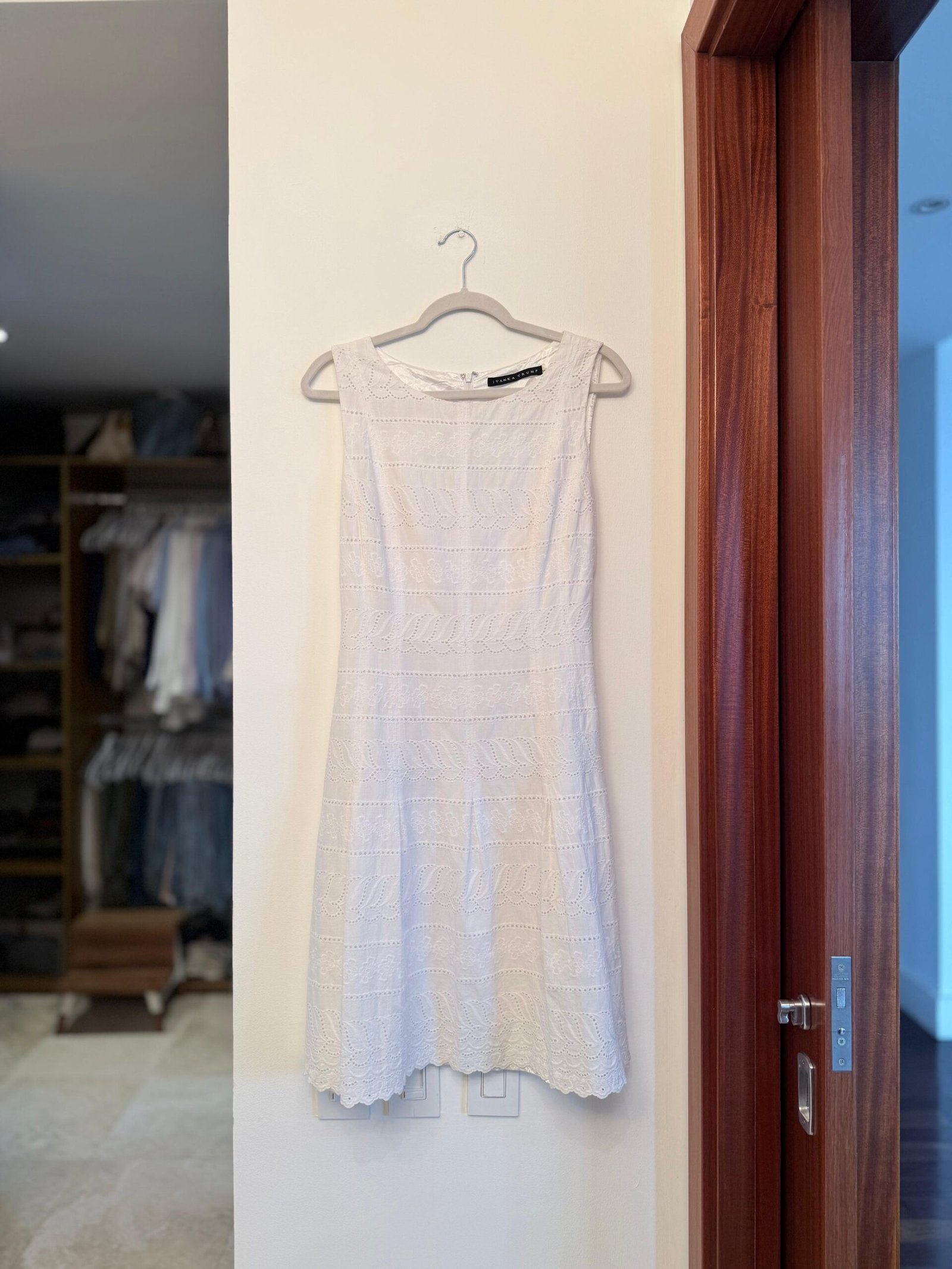 Vestido blanco bordado IIVANKA TRUMP - Imagen 2