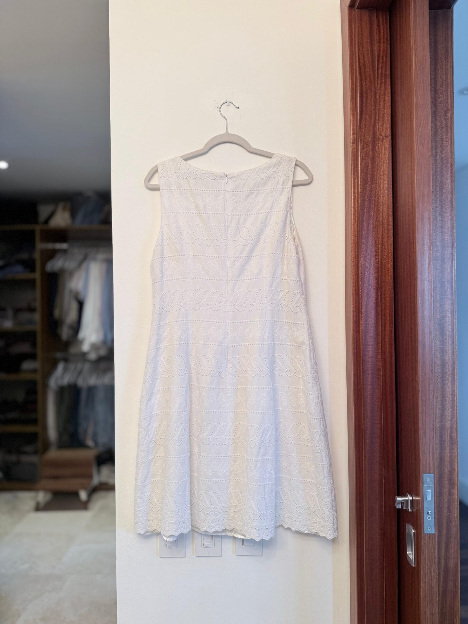 Vestido blanco bordado IIVANKA TRUMP - Imagen 3