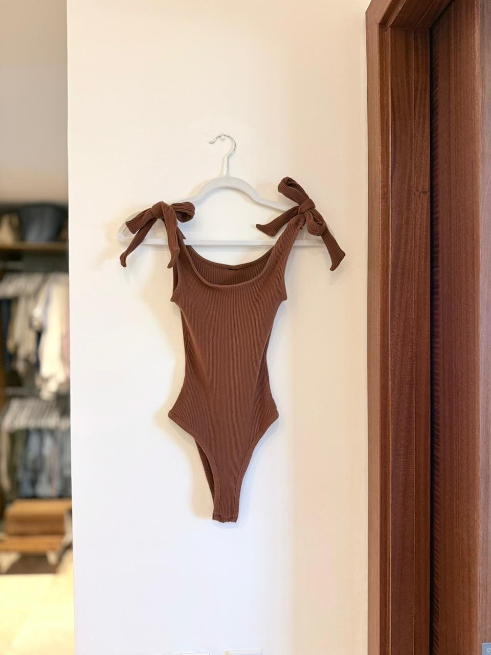 Body Ajustado Café con Lazos - Imagen 2