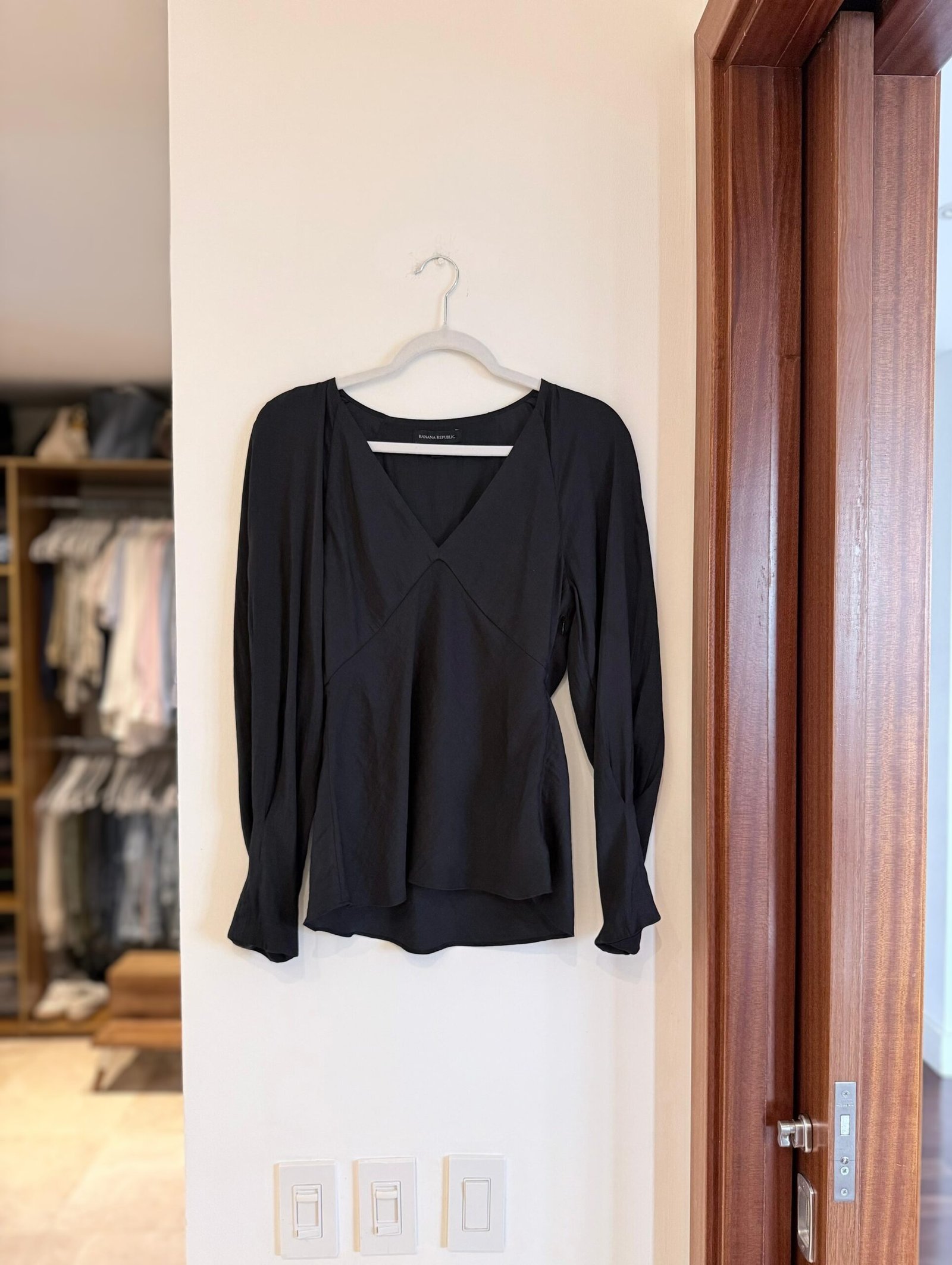 Blusa Elegante Negra BANANA REPUBLIC - Imagen 2
