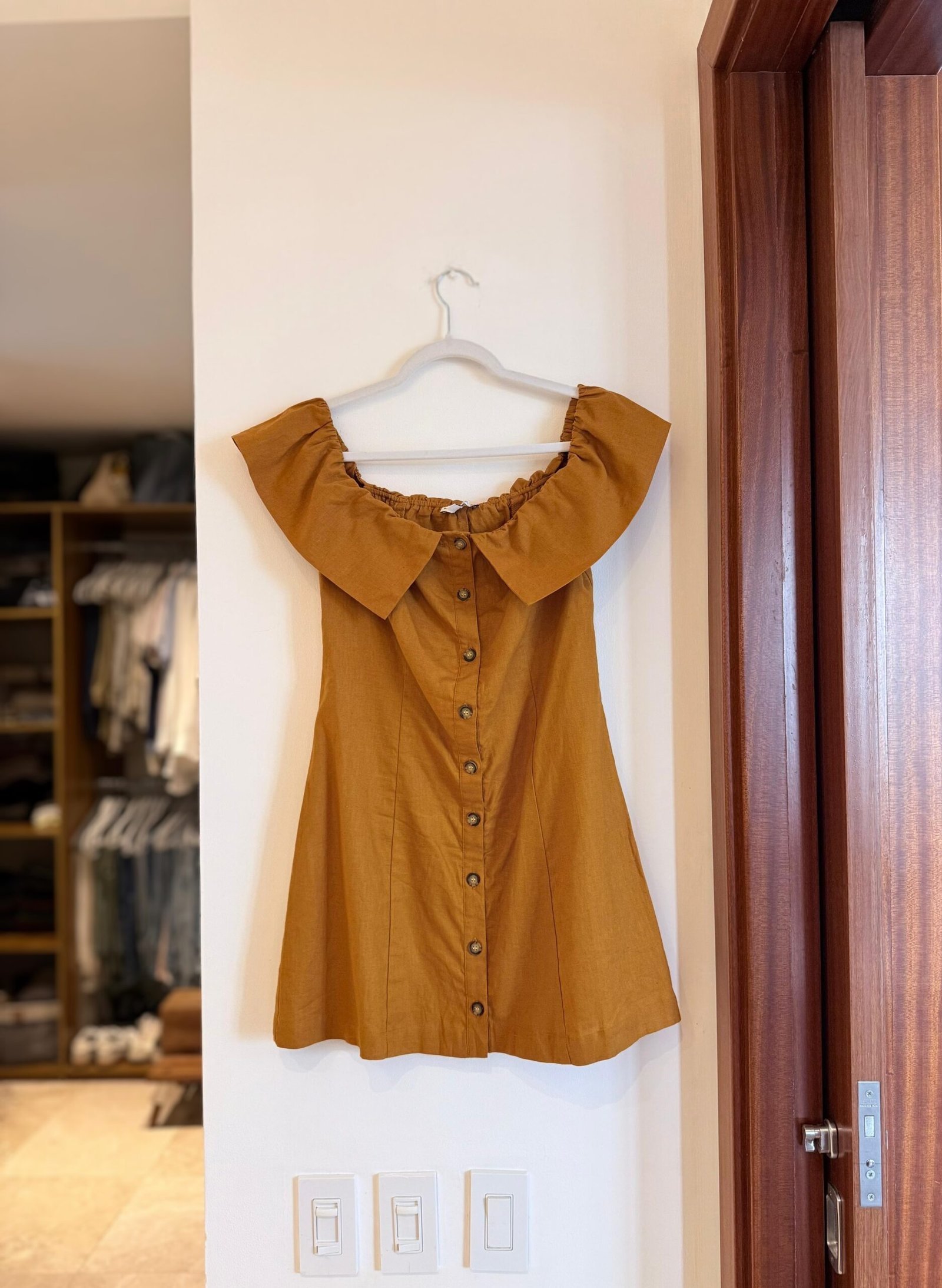Vestido corto color camel EXPRESS X RODARTE - Imagen 2