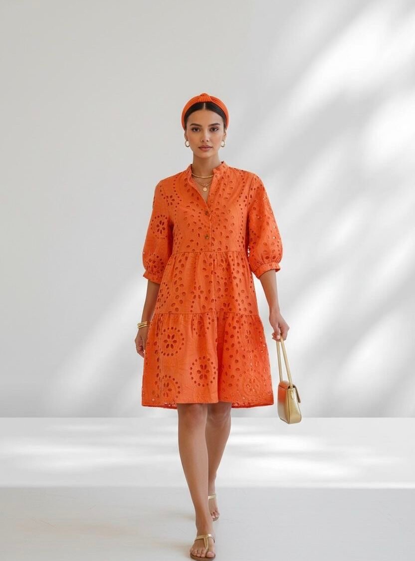 Vestido Bordado Coral con Volantes