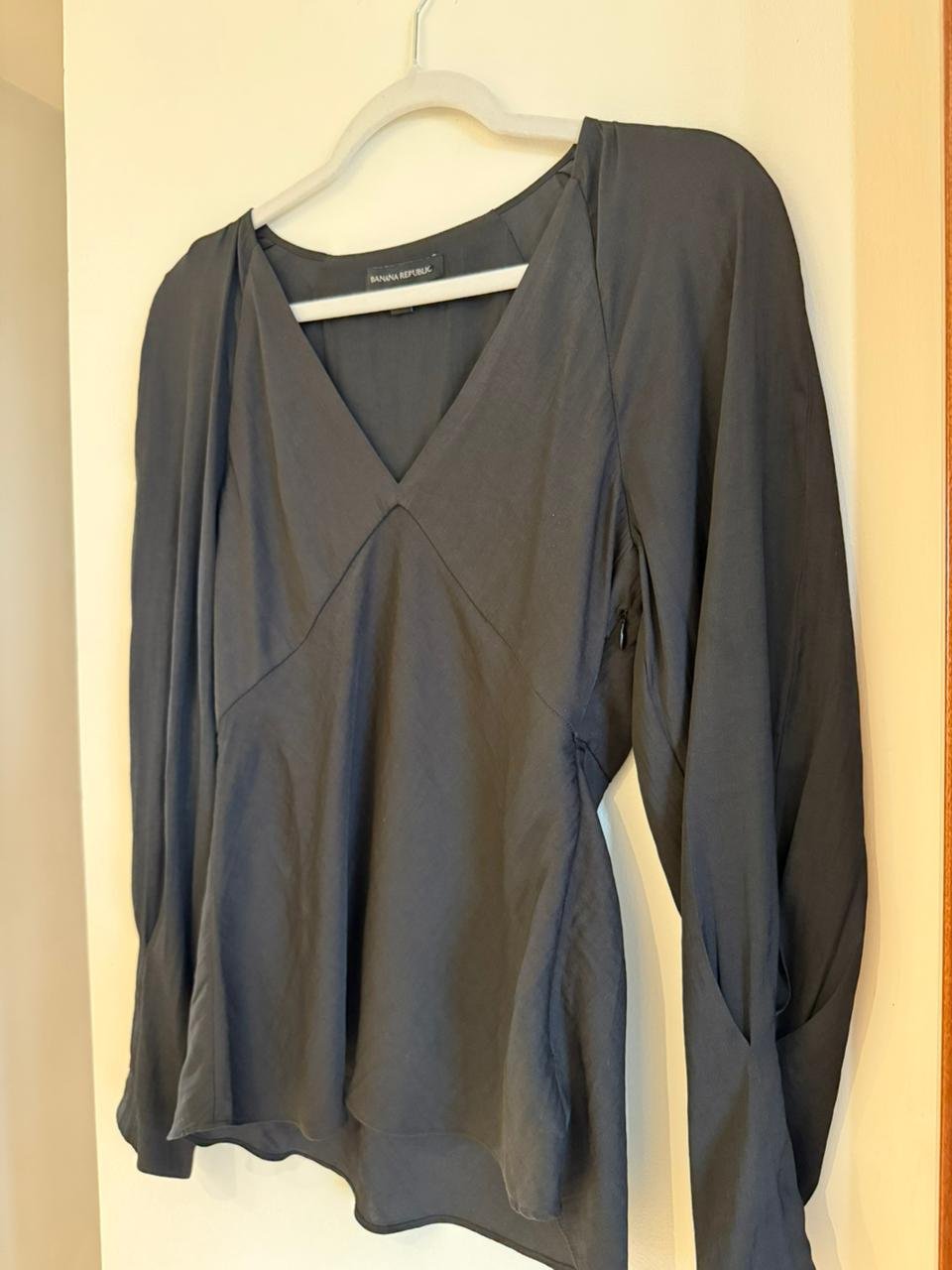 Blusa Elegante Negra BANANA REPUBLIC - Imagen 3